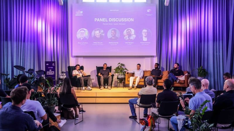 Podiumsdiskussion auf der Bühne des AI Agents Summit in Berlin